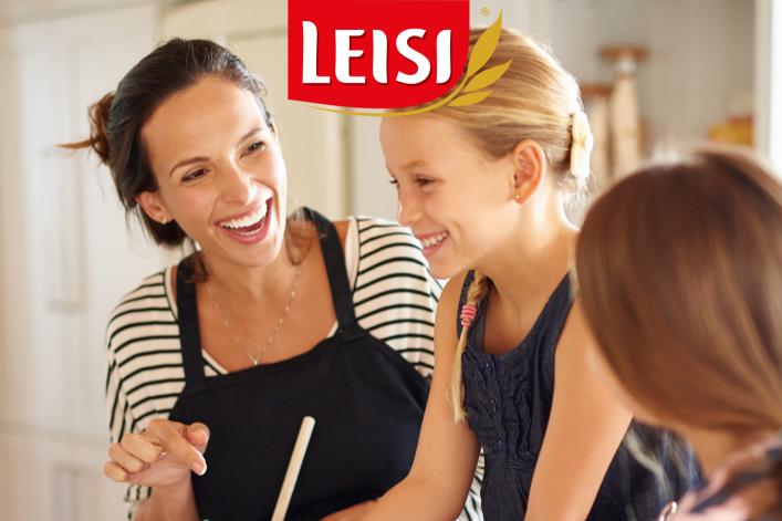 Mutter und Kinder backen in der Küche