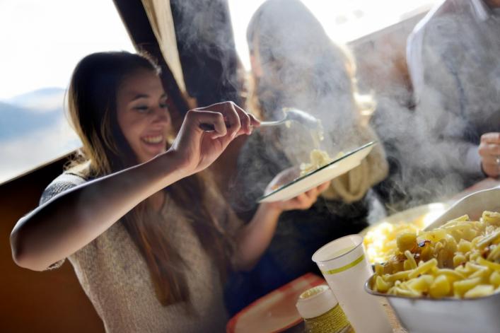 une femme mange une recette suisse