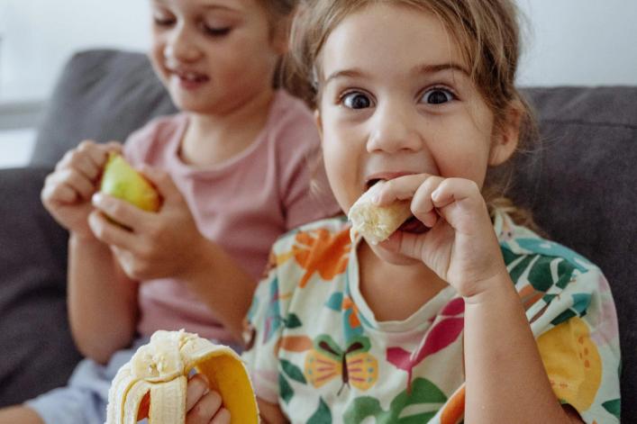 Kind isst gesunde Snacks