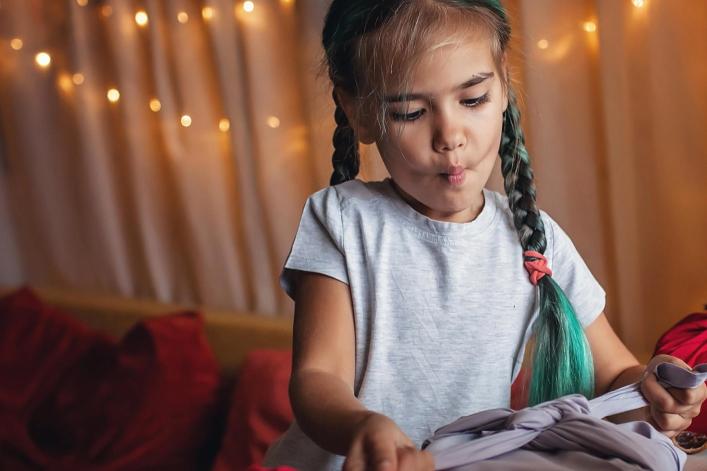 Kind packt Geschenke ein