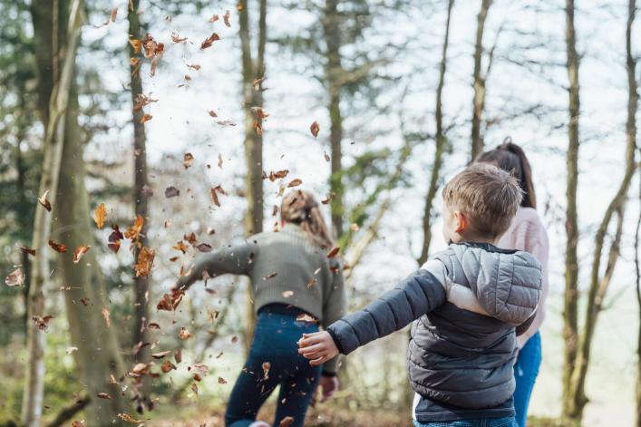 Sohn und Mutter spielen im Wald