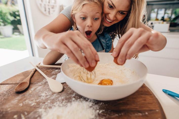 Mère et fille faisant de la pâte dans la cuisine