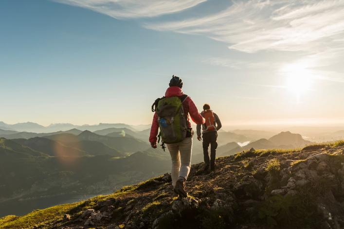 Wandern auf Bergpfad bei Sonnenaufgang