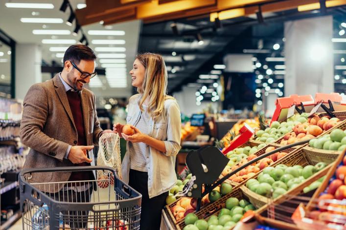 Achat de fruits frais au supermarché.