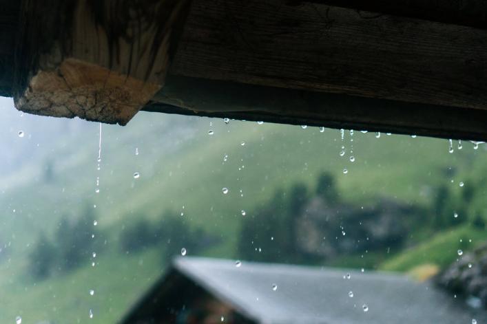 Temps de pluie sous un toit en Suisse, ambiance cosy et paisible