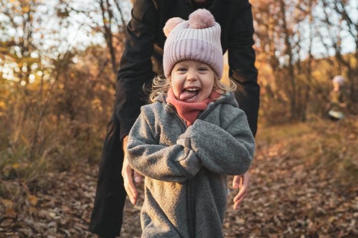 Portrait en plein air d’une petite fille souriante et heureuse