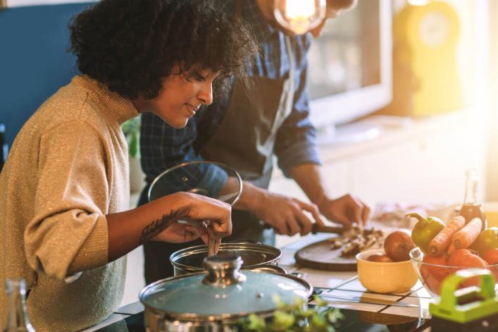 Freunde, die zusammen leben und kochen