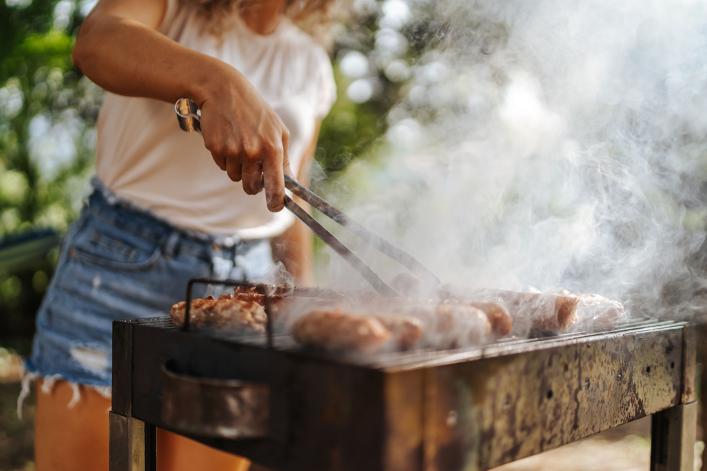Junge Menschen, die Grillen - Les jeunes ont des grillons 