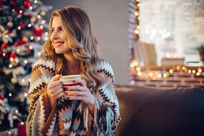Femme avec une tasse de café à la main