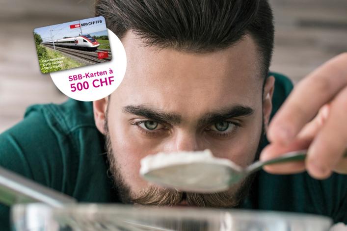 Mann schmeckt Essen ab