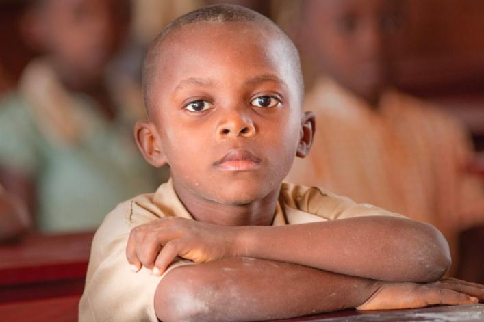 Kind sitzt in der Schule