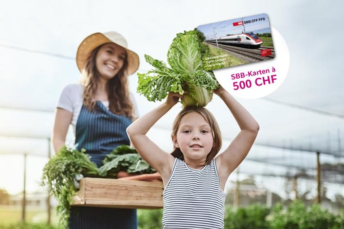 Kind hält Salat über dem Kopf