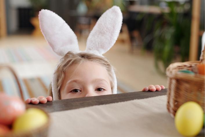 Kind als Osterhase verkleidet