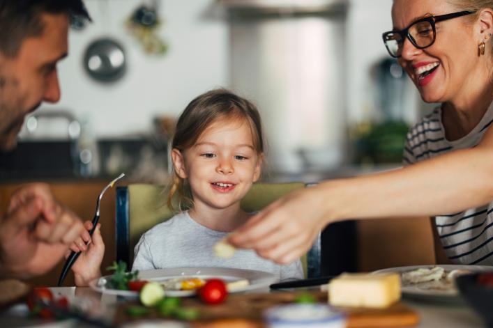 Glückliche Familie beim Frühstück 