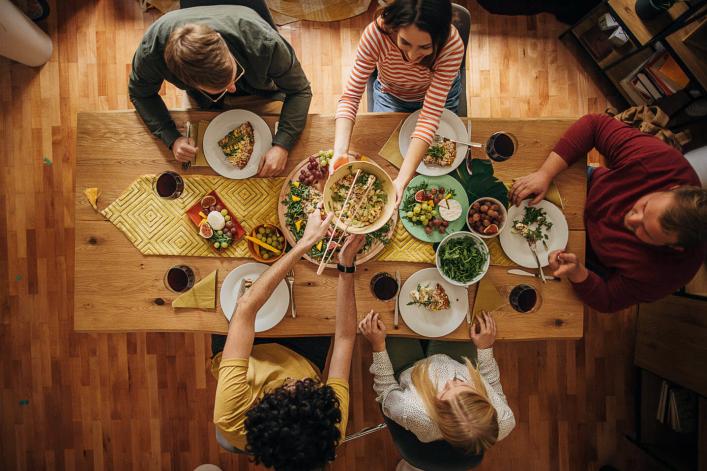 Gruppe von Freunden, die gemeinsam zu Abend essen