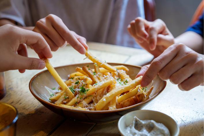 Gruppe die sich Pommes teilt 