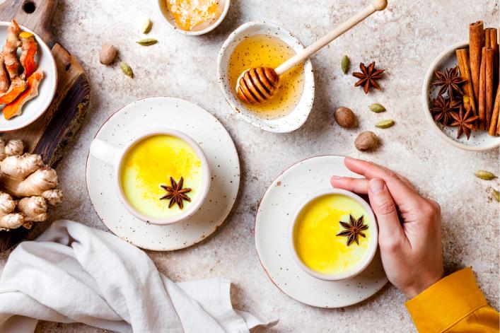 Getränk mit winterlichen Gewürzen 