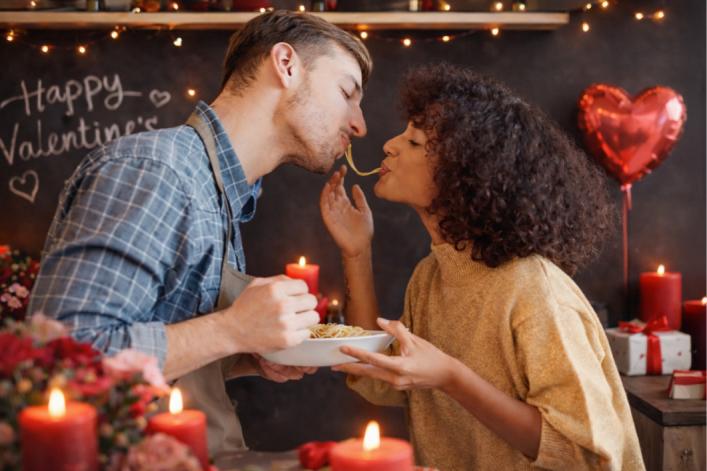 Paar isst zusammen Nudeln