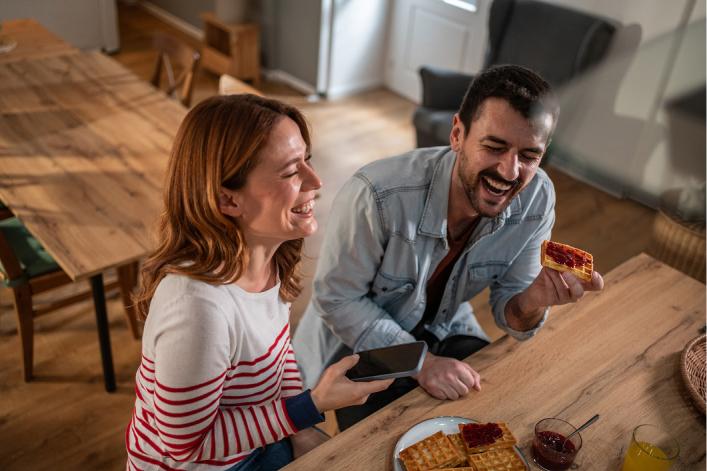 Mann und Frau essen süsse Waffeln 