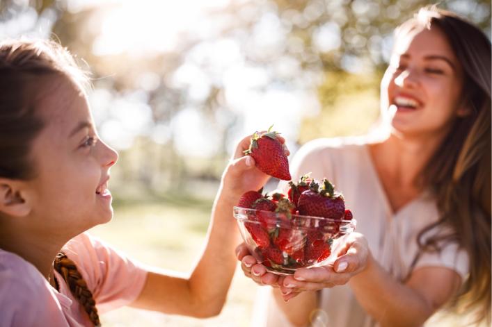 Mère et fille mangent des fraises 