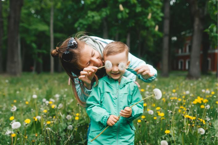 Femme-et-enfant-ceuillent-des-pissenlits