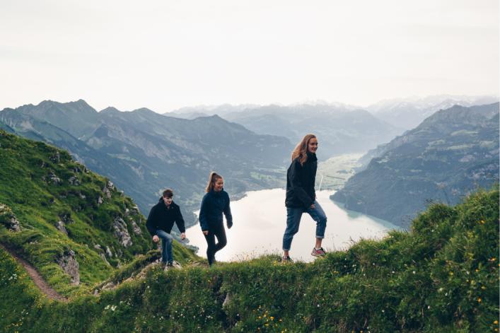 Freunde-wandern-auf-einem-Berg