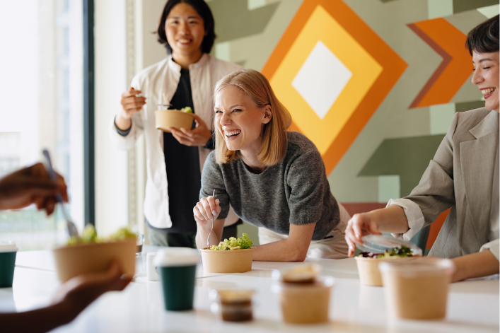 eunes-mangent-une-salade