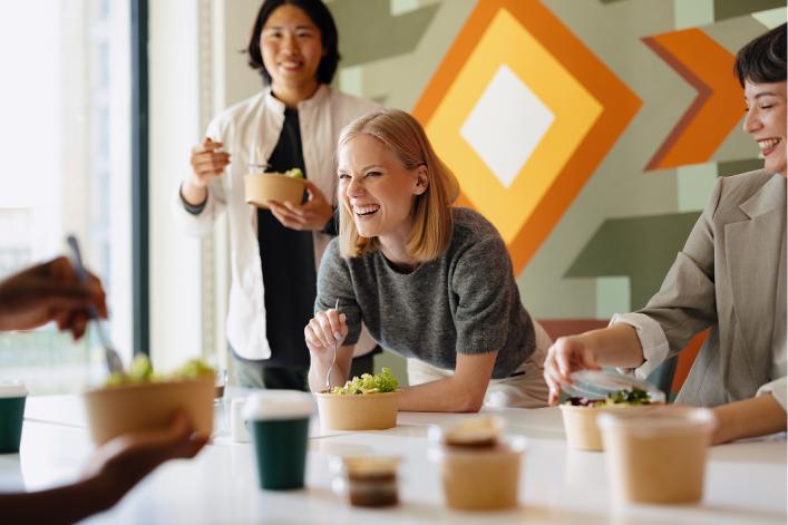 Junge Menschen essen Salat 