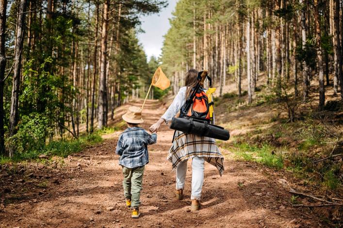 Mutter und Sohn bei einem Waldspaziergang