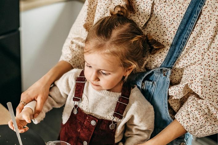 Mutter und Tochter gemeinsam beim Frühstück 