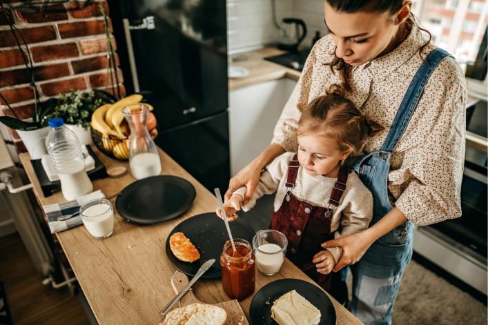 Mere-et-fille-preparent-le-petit-dejeuner