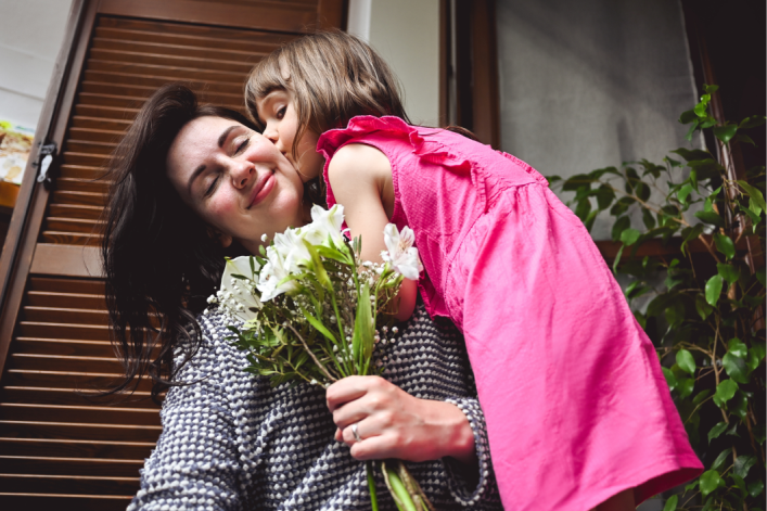 Vorschau-Karte-Petite-fille-embrasse-sa-maman