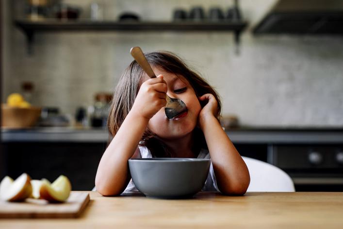 Kleines Mädchen isst Müsli