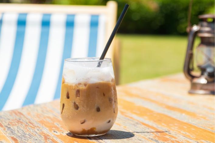 Eiskaffee auf Holztisch