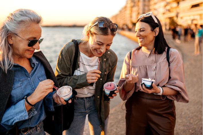 Frauen essen Glace bei einem Spaziergang 