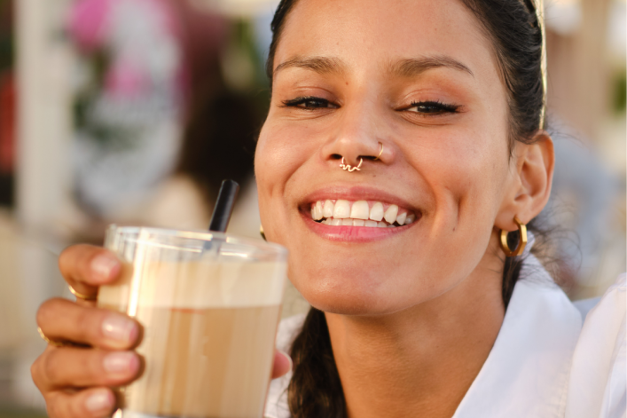 Une-femme-tenant-un-café-glacé-à-la-main