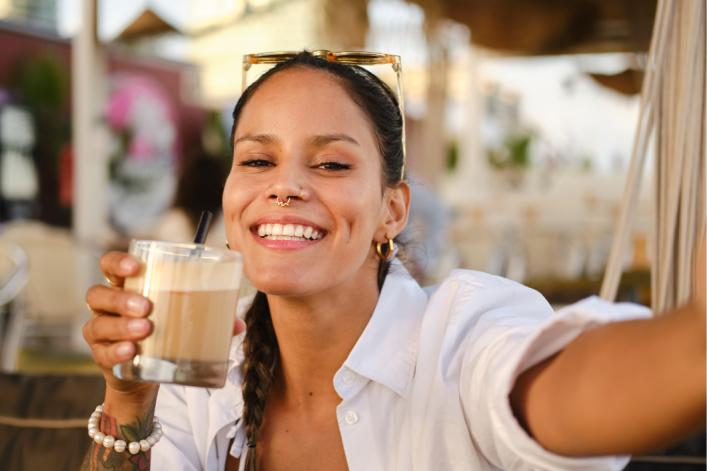 Frau mit Eiskaffee in der Hand