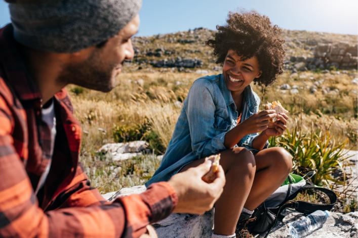 Frau-und-Mann-essen-in-der-Natur-snacks
