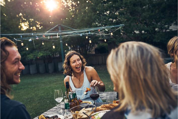Freunde geniessen ein Essen im Freien im Garten 