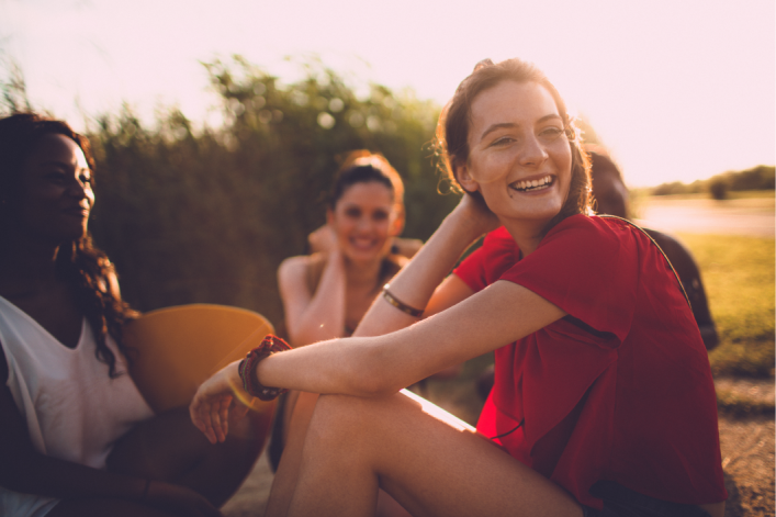 Freundinnen geniessen den Sommer im Freien 