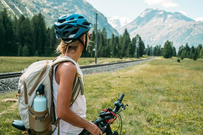 Velofahrerin in den Bergen im Sommer