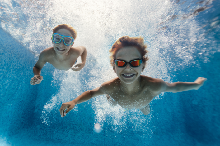 Zwei Jungen tauchen im Pool 