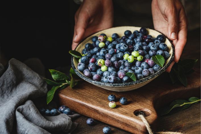 Schale mit frischen Heidelbeeren 