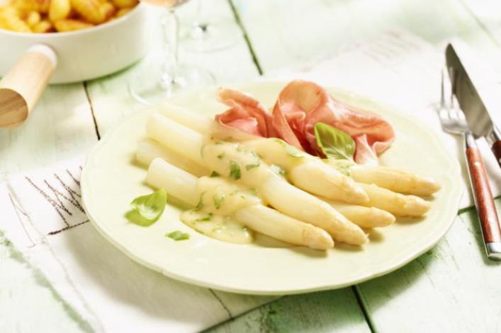 Spargel mit leichter Parmesan-Basilikum-Hollandaise