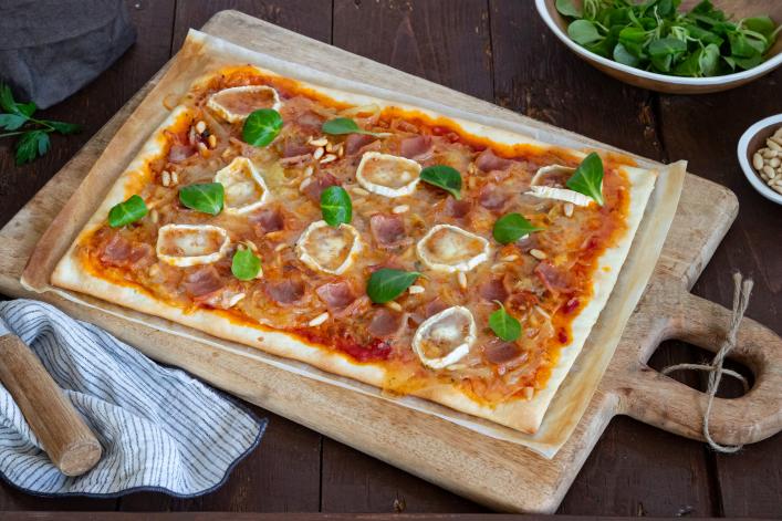 Pizza au fromage de chèvre avec bacon et oignons caramélisés