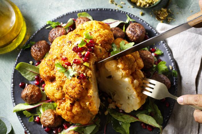 Chou-fleur rôti aux falafels (mains) Chou-fleur rôti aux falafels (mains)