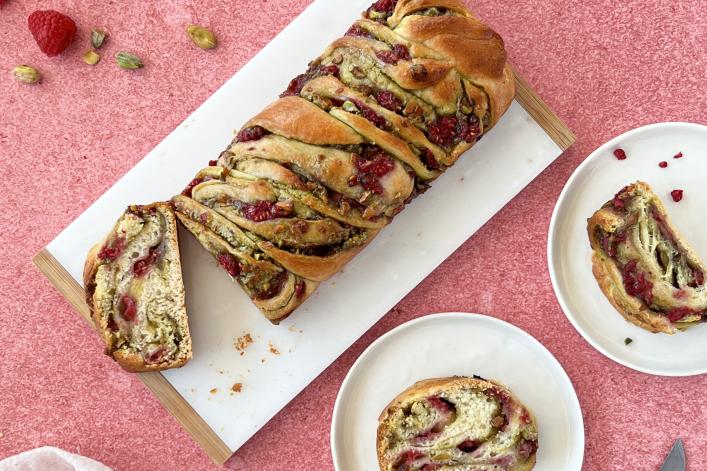Treccia al pistacchio e lamponi Treccia al pistacchio e lamponi