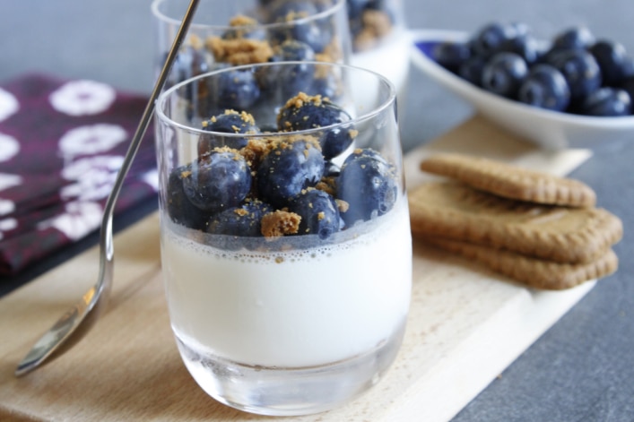 Weisse Schokolade Panna Cotta mit Heidelbeeren Weisse Schokolade Panna Cotta mit Heidelbeeren