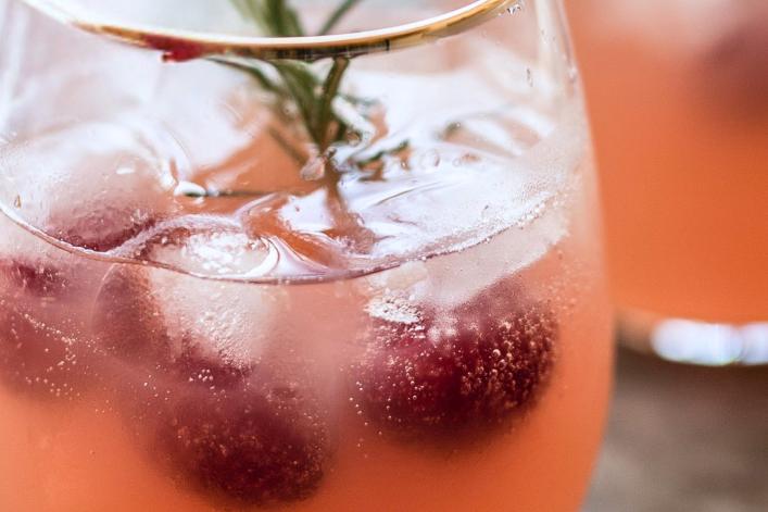 Mocktail Spritz Rosé mit Zitrusfrüchten
