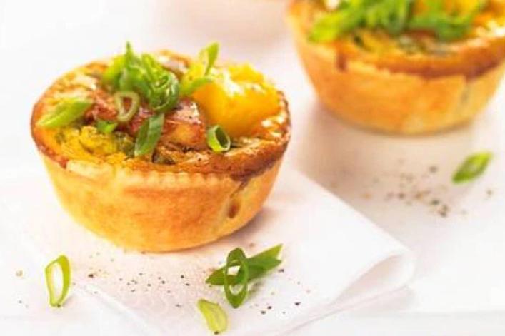 Tartelettes au curry juteux avec poulet et ananas Tartelettes au curry juteux avec poulet et ananas